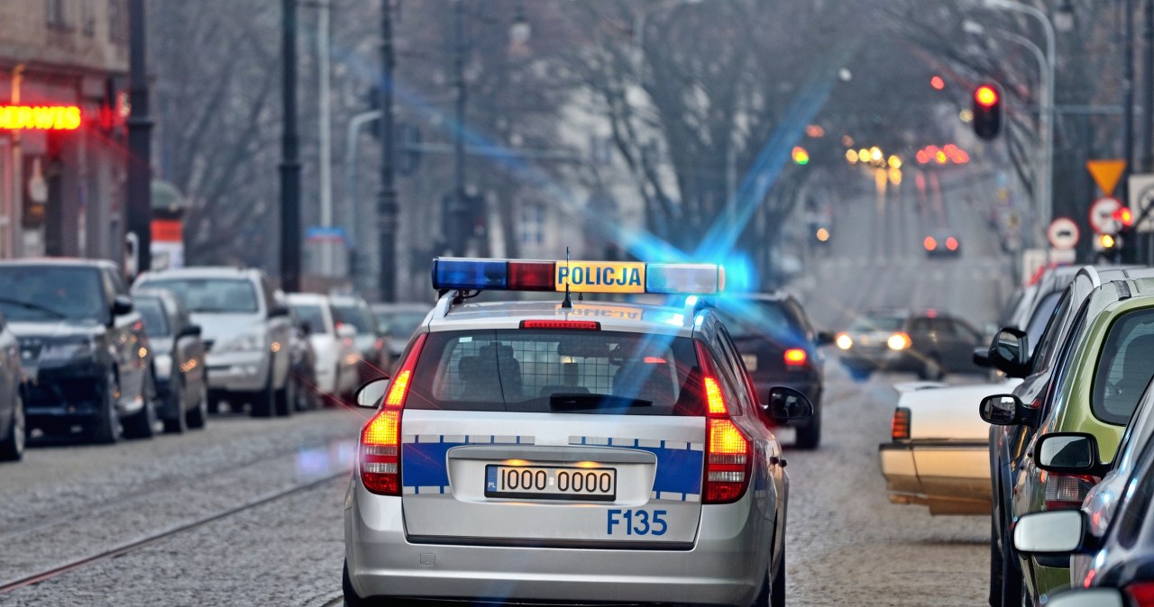 Auto dachowało. Kierowca i pasażerowie porzucili je na torowisku