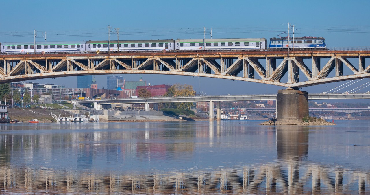 Pociąg stanął na moście. Utrudnienia w Warszawie