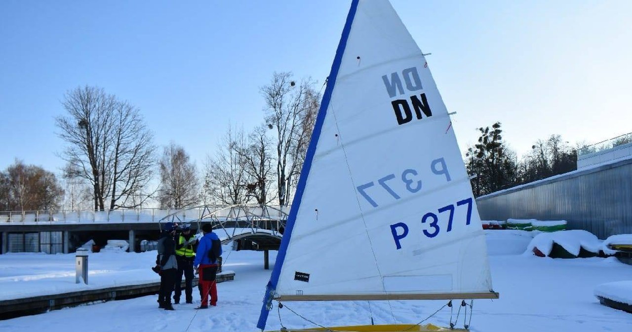 Wypadek na zamarzniętej tafli jeziora Ukiel. Bojer potrącił dwie osoby