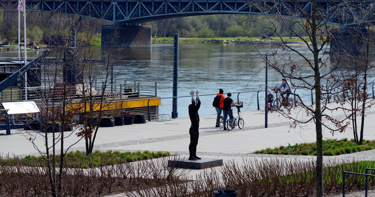 Matka z dziećmi koczowała przy ognisku nad Wisłą. Nie miała gdzie się podziać