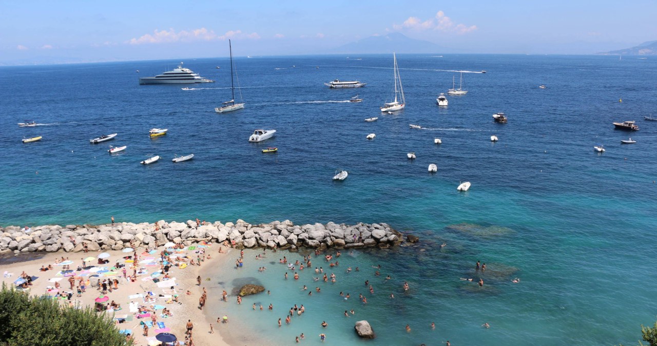 Władze włoskiej wyspy walczą z nagabywaniem turystów. Kary są surowe