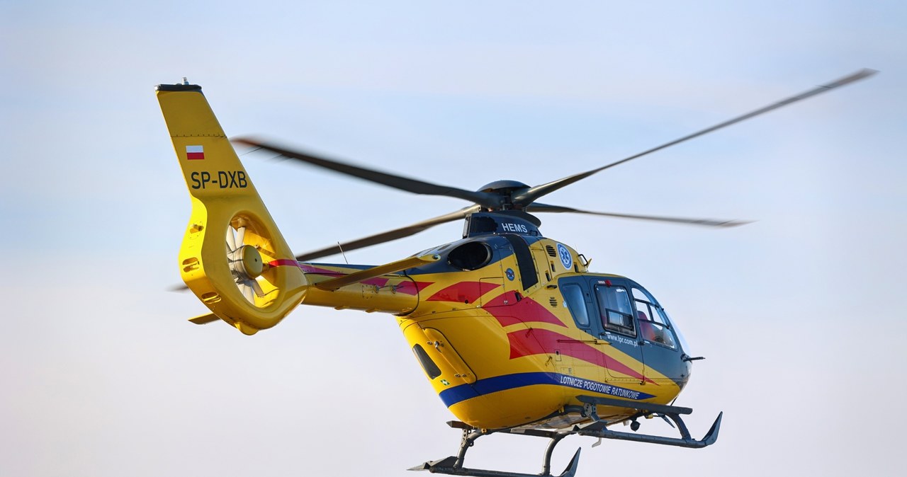 ​Czołowe zderzenie koło Opatowa. Kierowca volkswagena zginął na miejscu