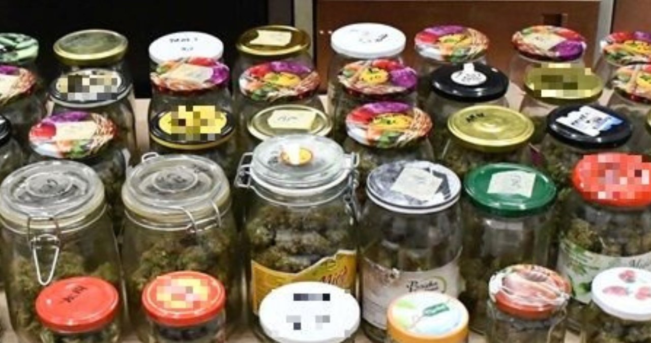 Zrobił "przetwory". W środku czaiła się niespodzianka