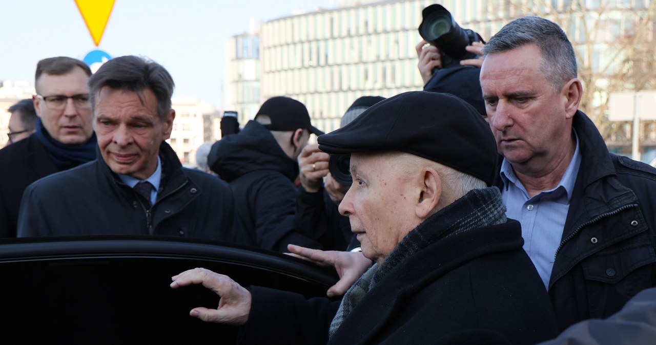 "Kłamca" na miesięcznicy smoleńskiej. Przemówienie Kaczyńskiego zagłuszone