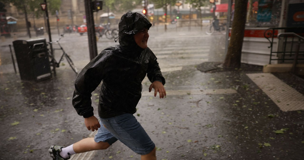 Zalane ulice i stacje metra. Przez Paryż przeszła burza z gradem