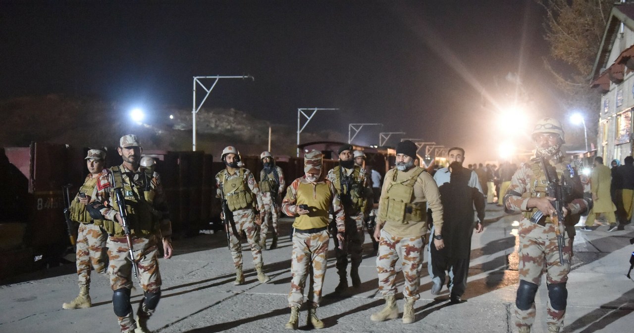 Porwanie pociągu i krwawa łaźnia po akcji sił bezpieczeństwa w Pakistanie