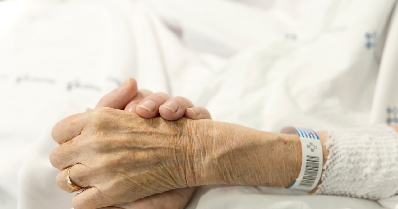 Pacjentka zmarła, czekając na lekarza. Pielęgniarka stanie przed sądem