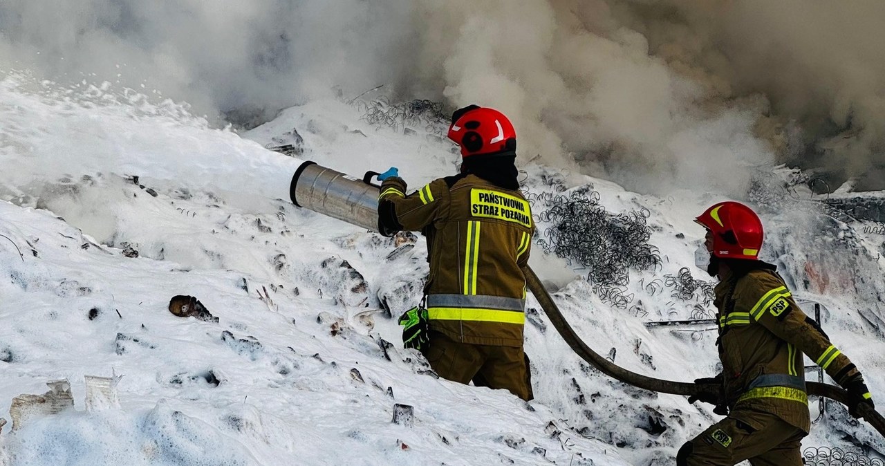 Pożar składowiska odpadów w Tychach. Apel o zamknięcie okien