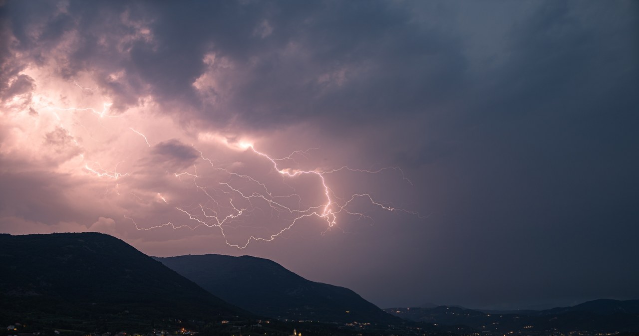 Burze, grad i trąby powietrzne. IMGW wydaje alerty