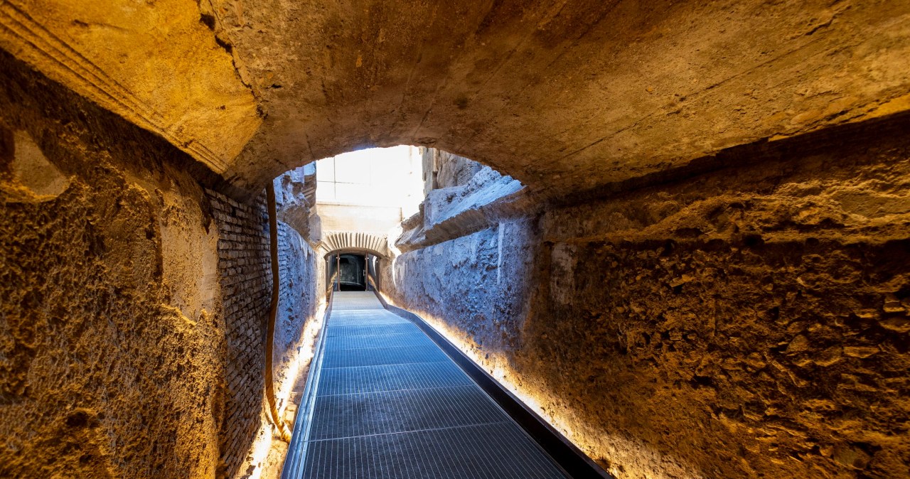 "Ekskluzywne i chronione przejście". Sekretny tunel otwarty
