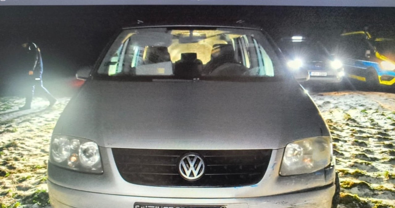 Nastolatek ukradł samochód, omijał blokady i staranował radiowóz