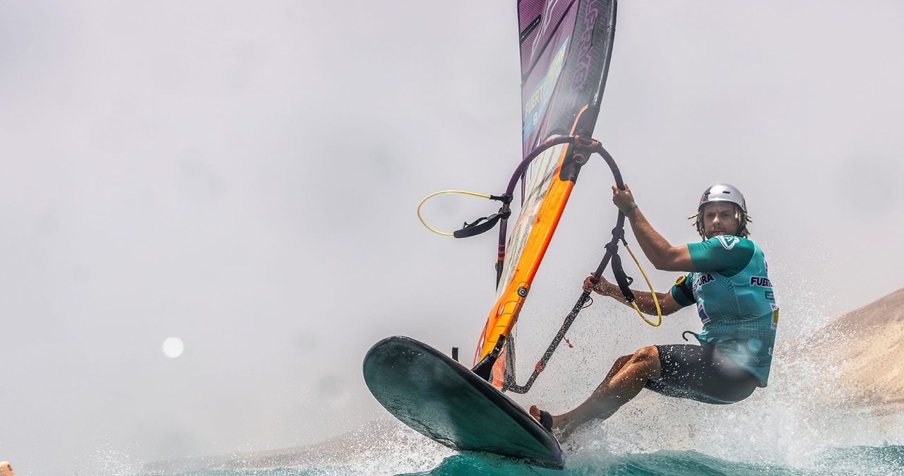 Dopłynął na desce windsurfingowej ze Szwecji do Władysławowa. "Misja Bałtyk" zakończona sukcesem