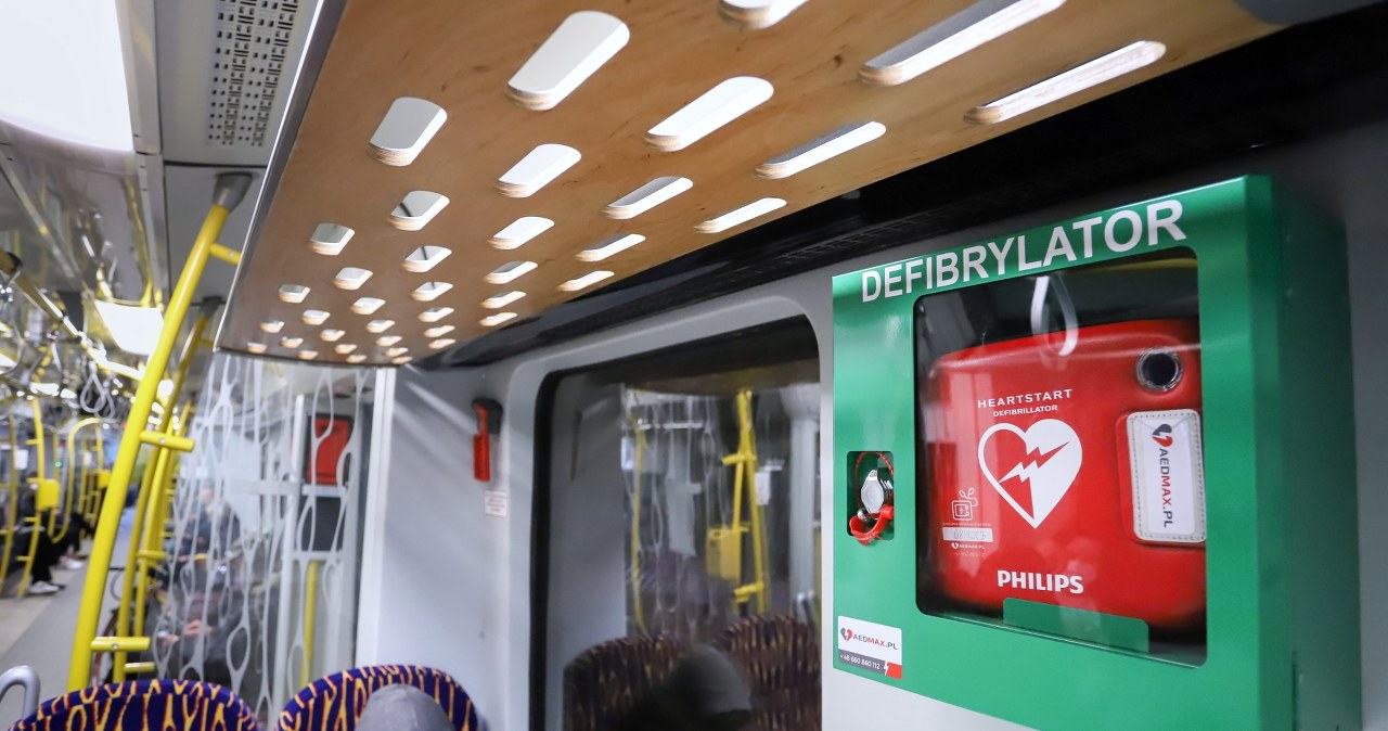 Przybywa przenośnych defibrylatorów w Warszawie. Oto miejsca, gdzie są montowane