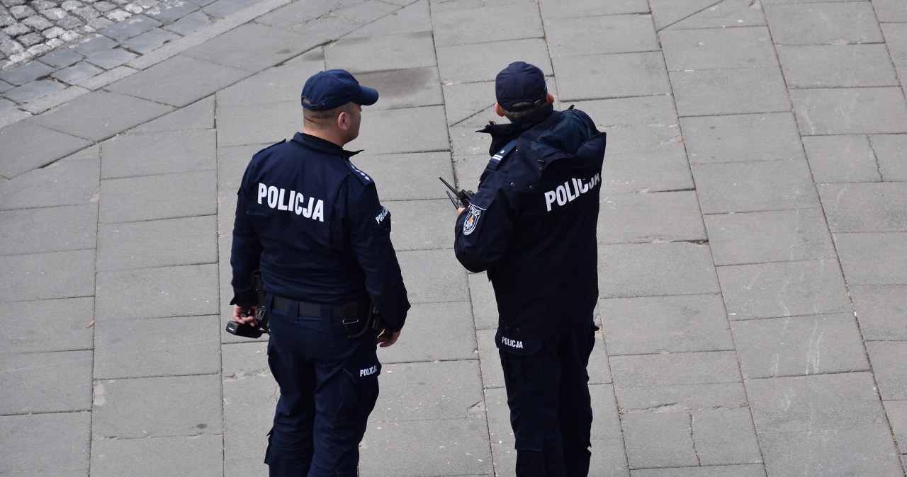 ​Ewakuacja komendy policji w Iławie. Kobieta przyniosła tajemniczą paczkę