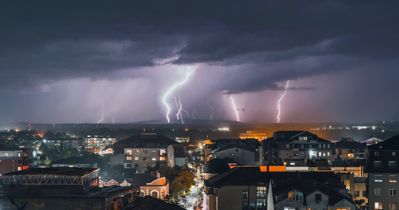 Nawałnice nad Polską. Drzewo przewróciło się na samochód, w którym były 4 osoby