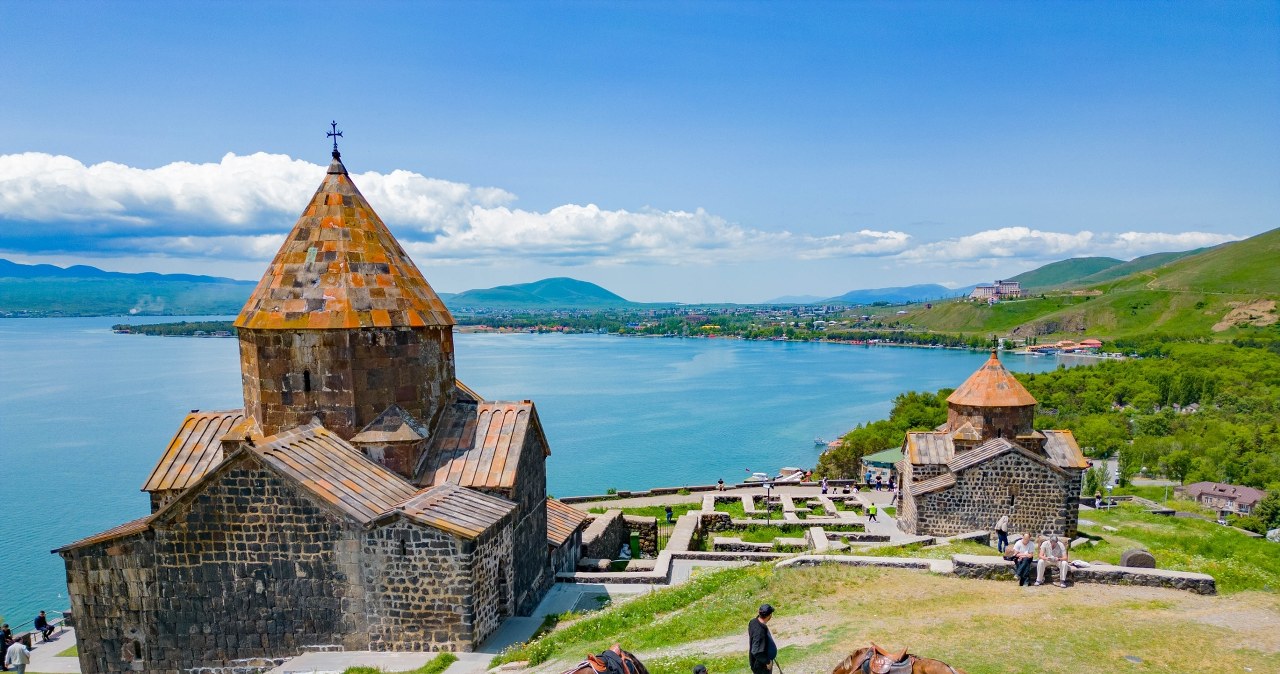 Średniowieczne klasztory w przepięknym krajobrazie. Ten kraj czasowo znosi wizy