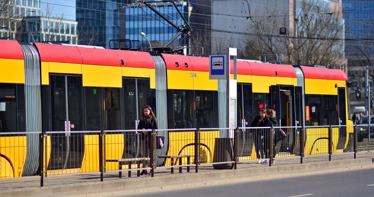Nastolatkowie potrąceni przez tramwaje w Warszawie. Godzina po godzinie