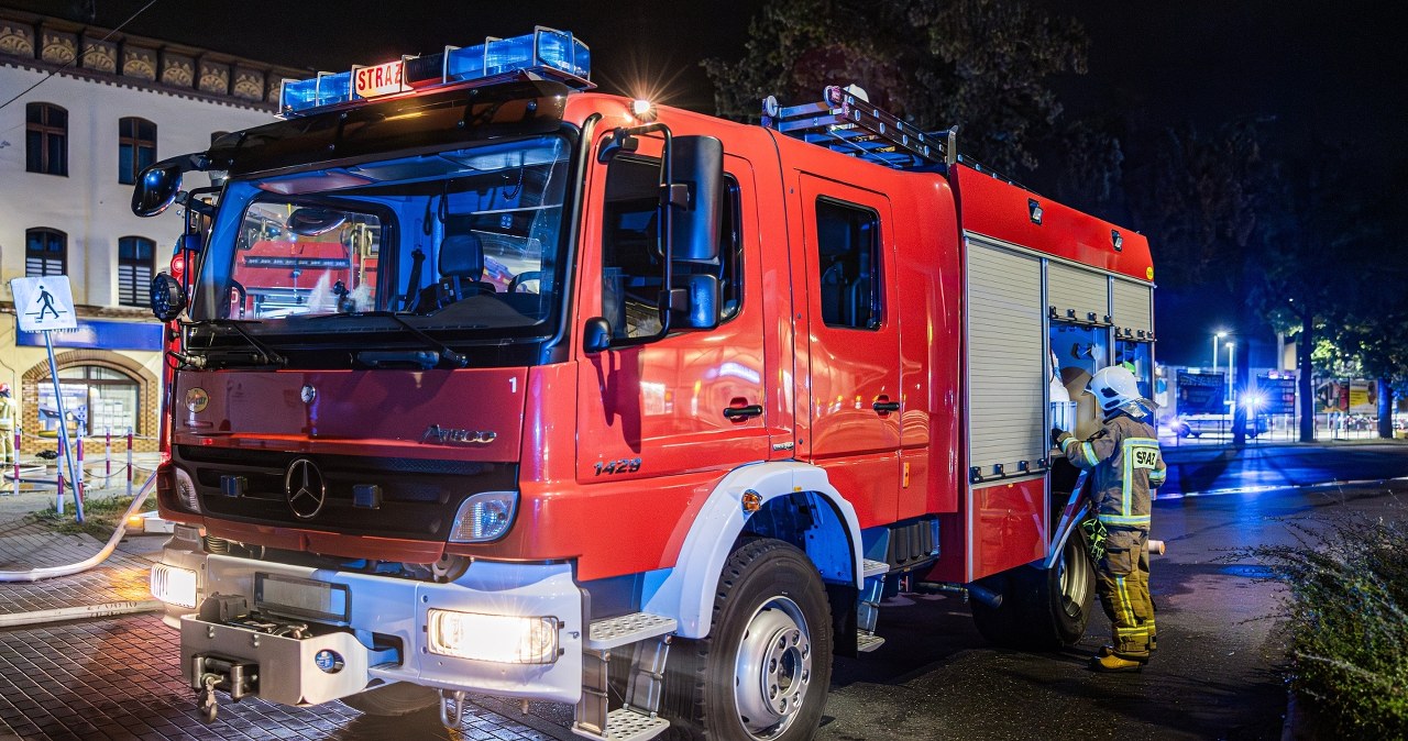 Tarnów: Pożar hali wypełnionej artykułami spożywczymi i napojami