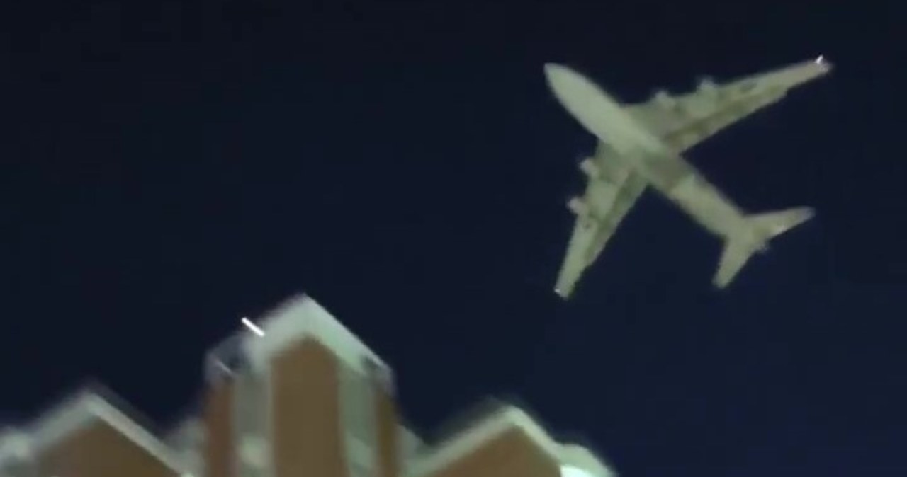 An-124 przeleciał tuż nad budynkami. Niesamowite nagrania