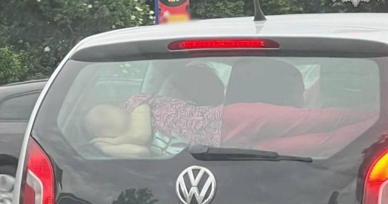 Wiózł córkę na półce bagażnika. "Ojciec roku" usłyszał zarzut