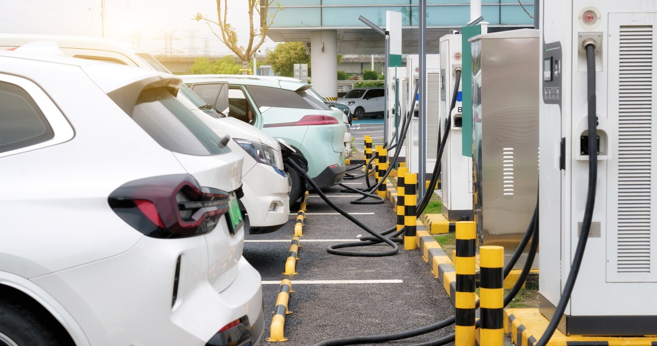 Co nas powstrzymuje przed zakupem elektryka? Wyniki badania są jednoznaczne