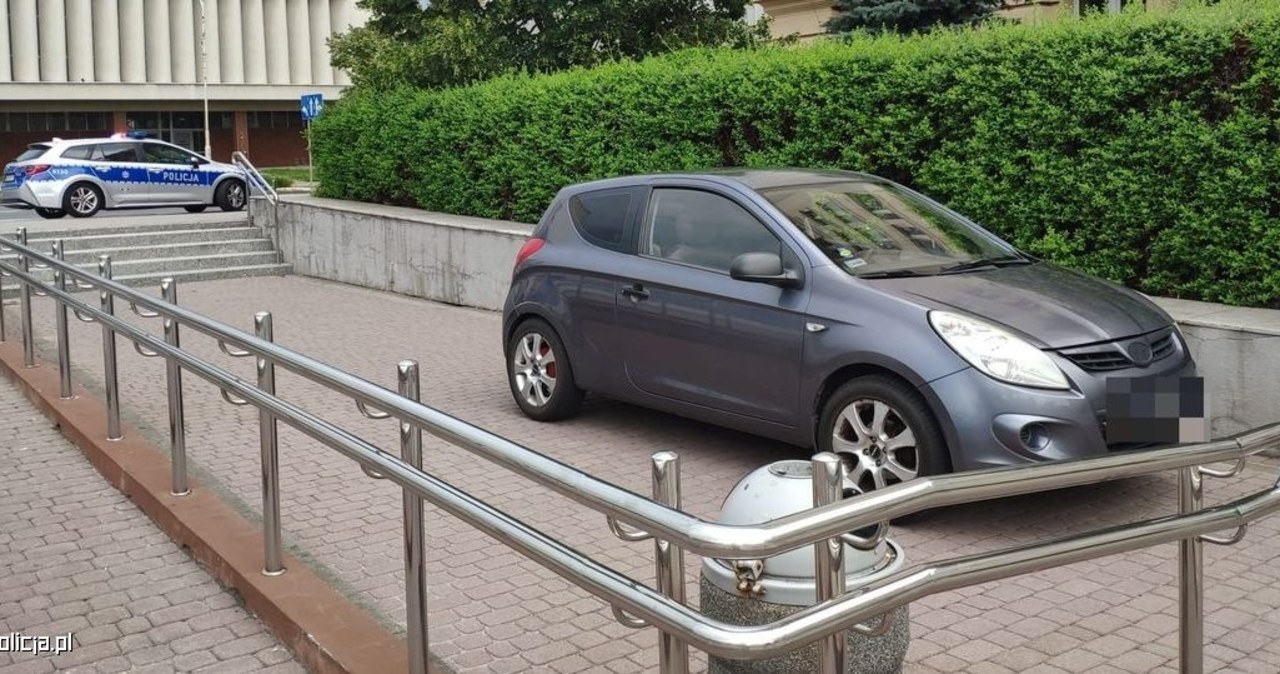 Niewiarygodne. Zjechał na parking urzędu po schodach, bo tak wskazała nawigacja