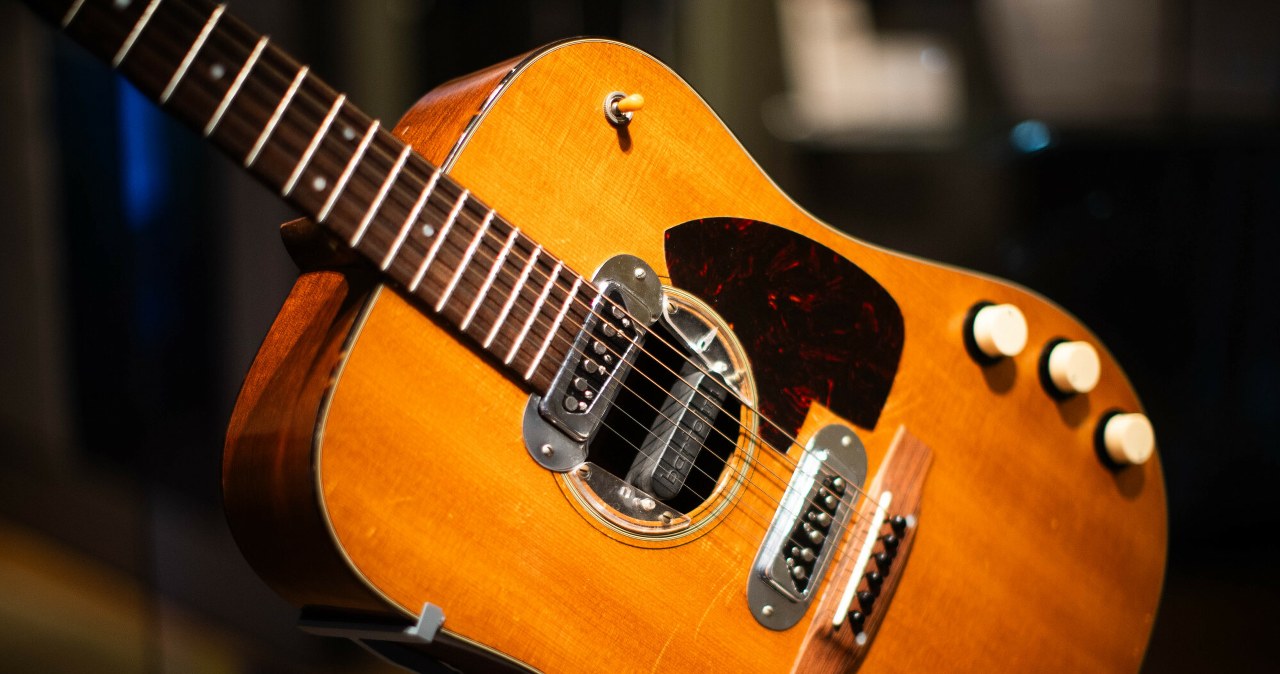 Najdroższa gitara świata zmieniła właściciela. Grał na niej Kurt Cobain