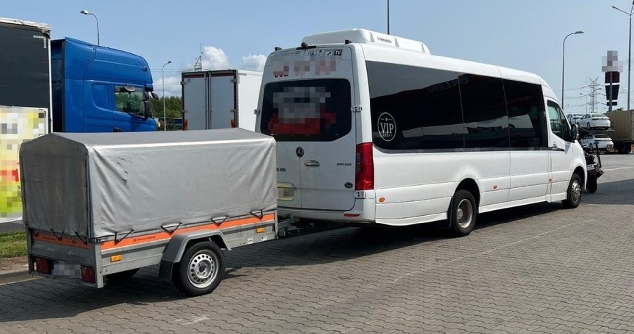 Wiózł 14 pasażerów autostradą. Miał blisko trzy promile