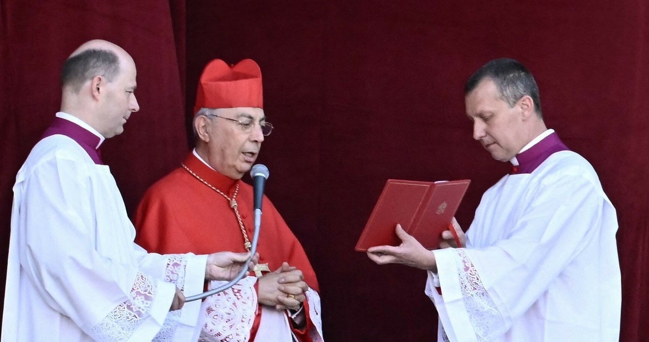 Polak na balkonie tuż przed nowym papieżem. Kim jest?