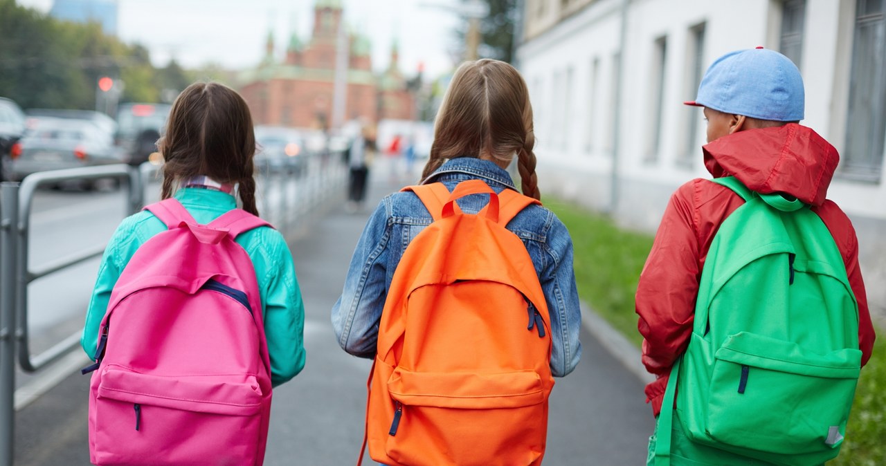 Przeciążony plecak może zrujnować postawę twojego dziecka. Sprawdź, co radzi NFZ