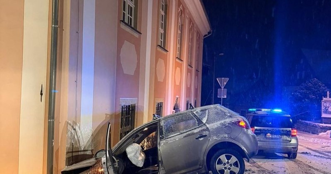 Kia wjechała w kościół. Groźny wypadek w polskim kurorcie