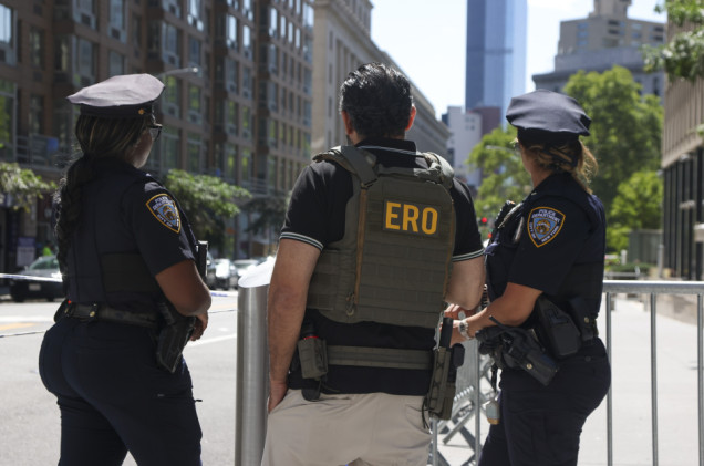 Siedziba FBI i ICE w kłębach dymu. Kim jest napastnik z Manhattanu?