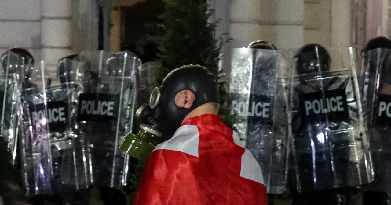 ​Gorąco  w Gruzji. Tłum napierał na pałac prezydencki, armatki poszły w ruch