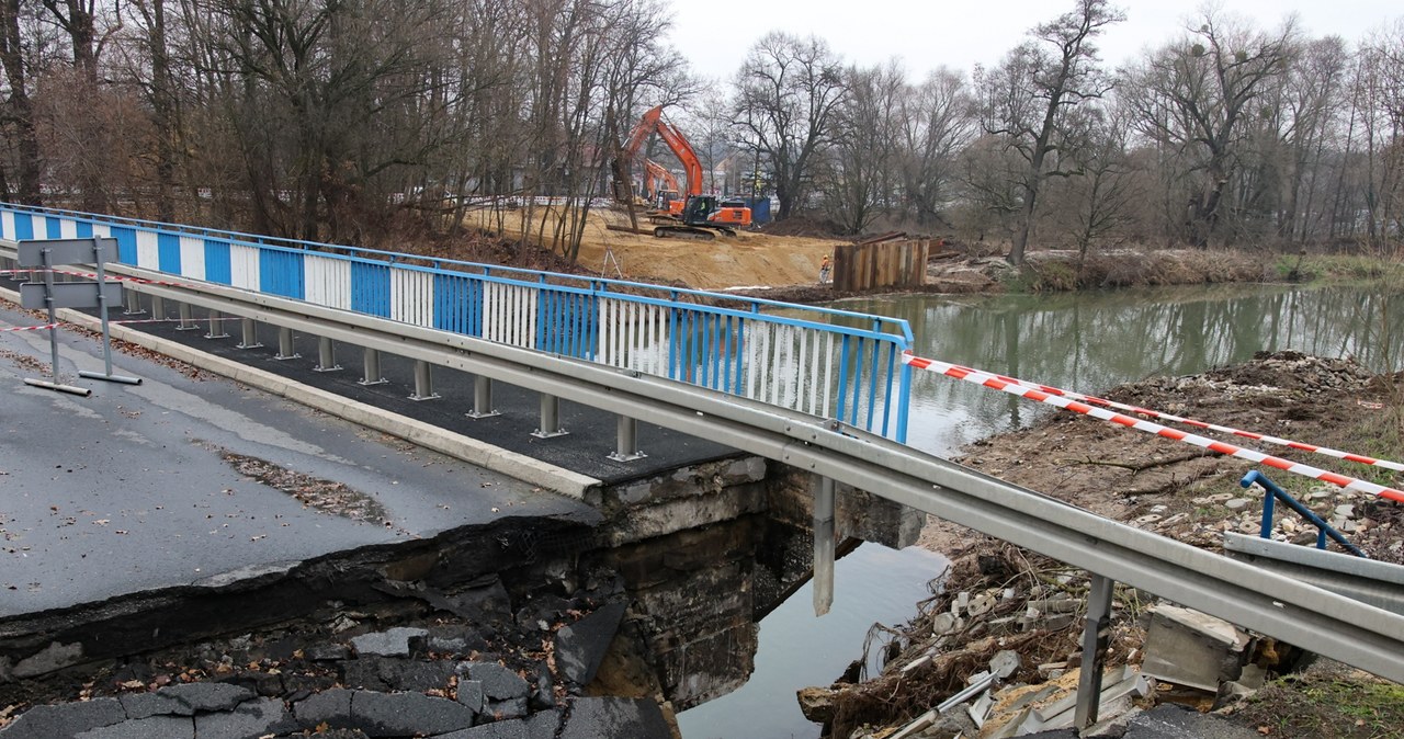 Śmierć motorowerzysty. Most od powodzi czeka na naprawę