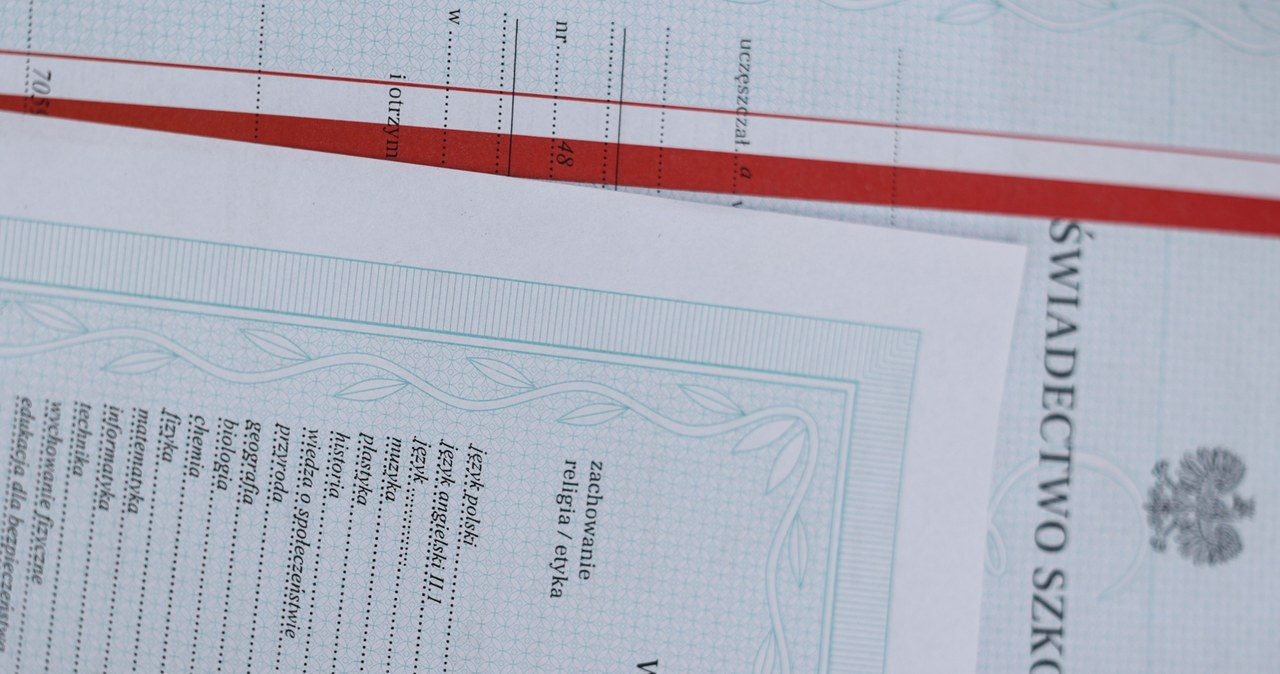 Uczniom wręczono błędne świadectwa. Pilny komunikat MEN