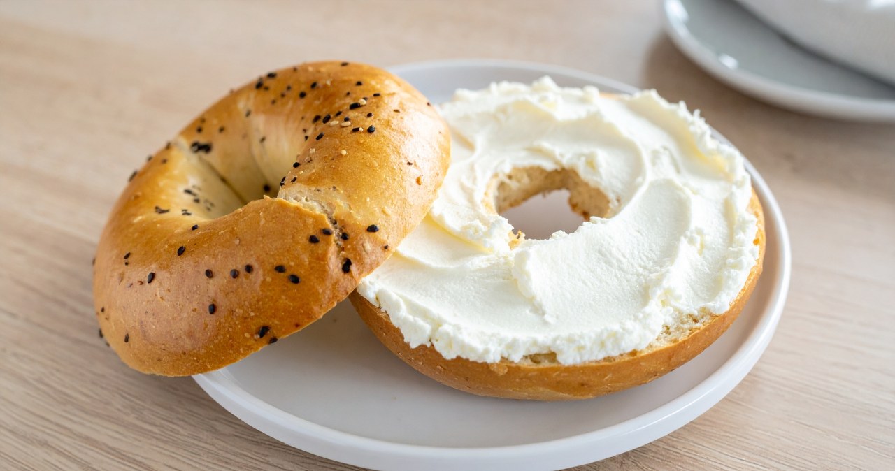 Legenda głosi, że powstał w Krakowie, wielu myli go z obwarzankiem. Czas na bajgla!