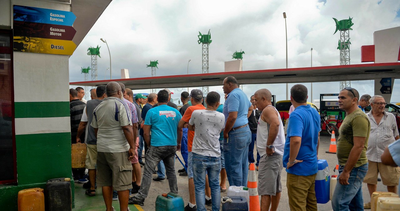 Ogromne braki paliwa. Tankowanie samolotów na wyspie zawieszone