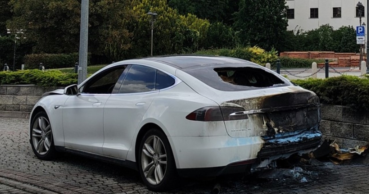 Podpalił teslę i wpadł. Zaskakujące kulisy sprawy z Opolszczyzny