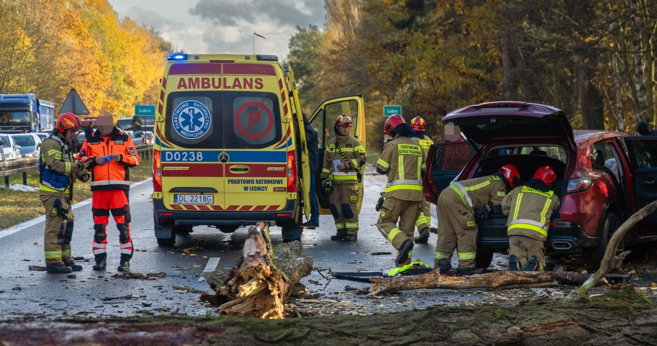 Siedem osób rannych, przygniecione auta. Potężny wiatr i ulewy nad Polską