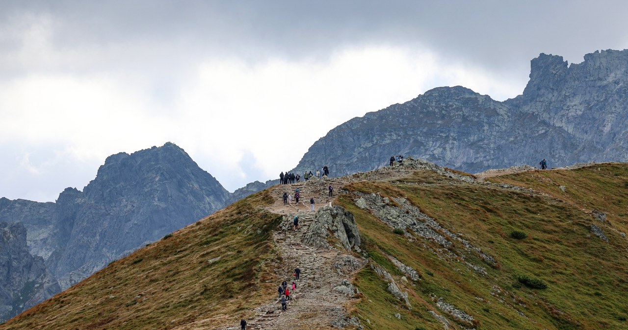 Zgubione dzieci, pijani na hulajnogach. Polacy bawią się pod Tatrami