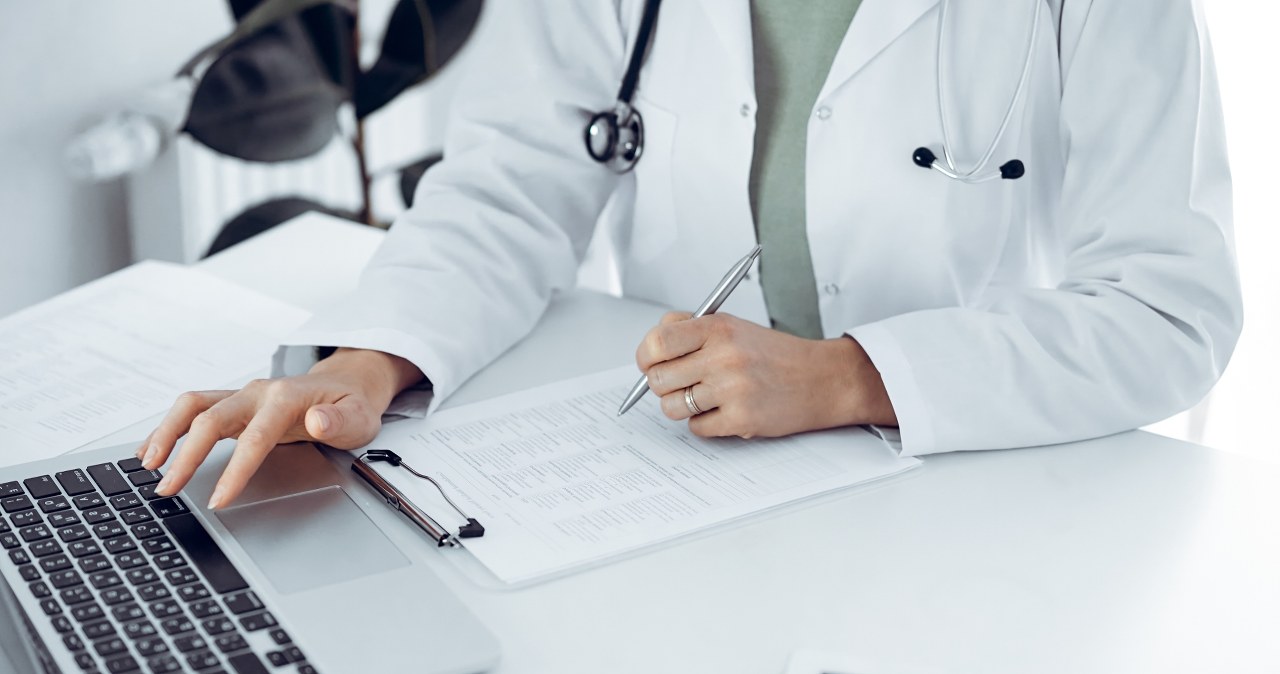 Przejęli tożsamości lekarzy. Wystawiali recepty na psychotropy