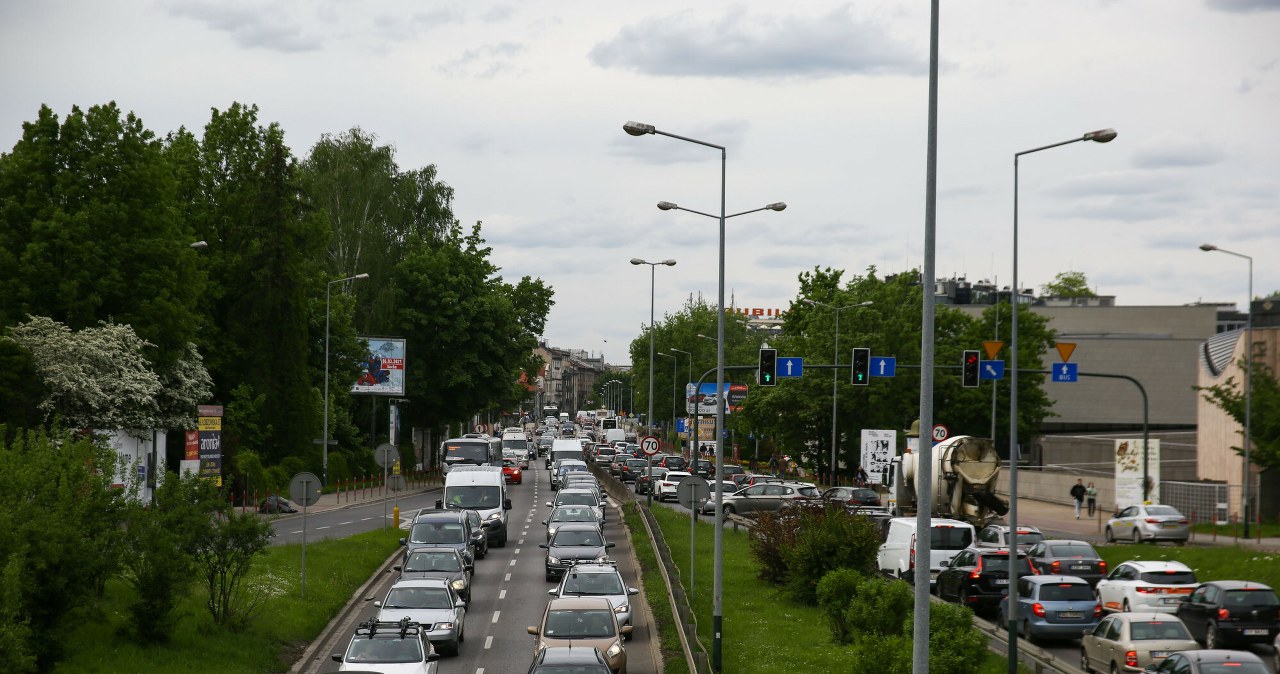 Woda zaczęłą wypływać na jezdnię. Awaria w Krakowie i duże utrudnienia