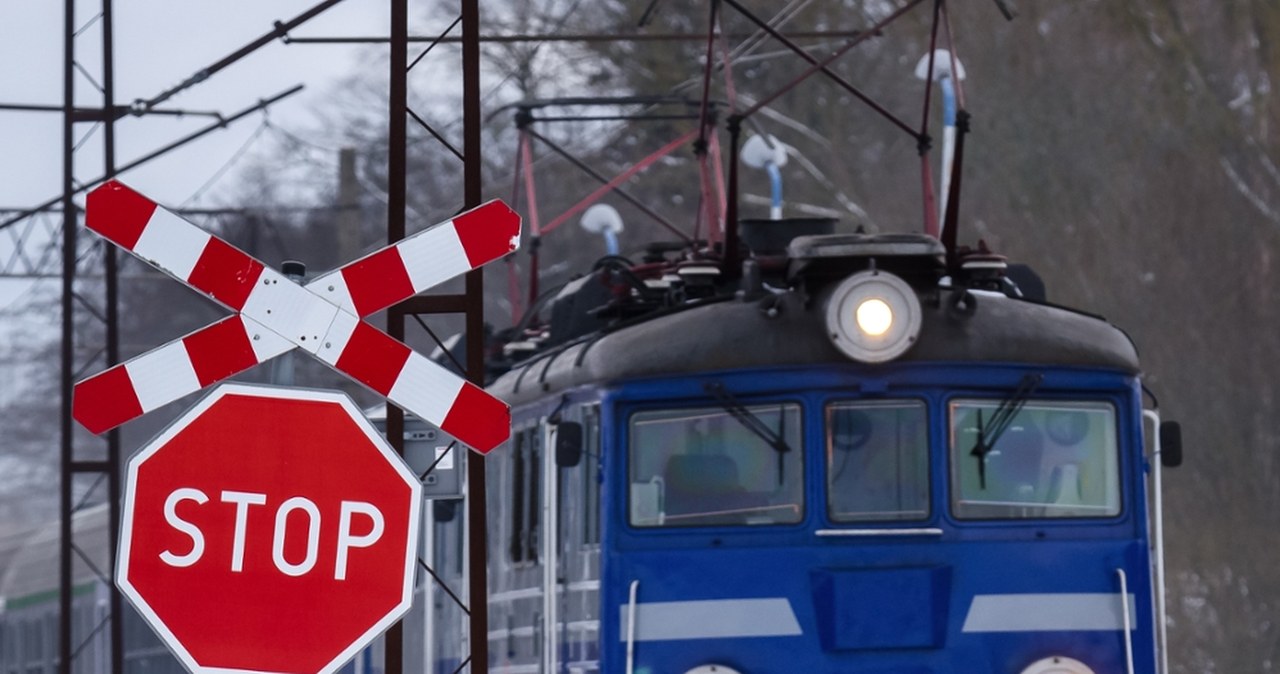 Kierowca Mercedesa zderzył się z pociągiem. Zginął na miejscu