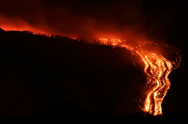 Etna znów dała o sobie znać. Erupcja wymusiła zawieszenie lotów