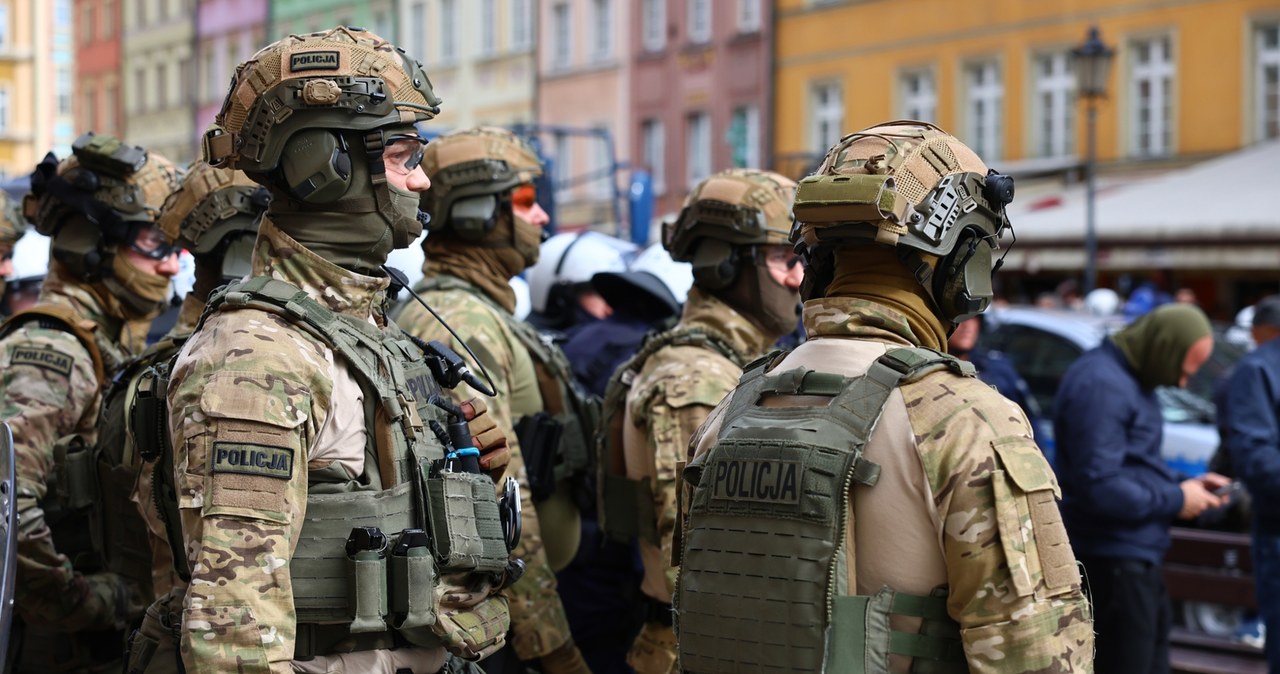 "Paczka z migającą diodą" przed sklepem na Dolnym Śląsku. Wezwano kontrterrorystów