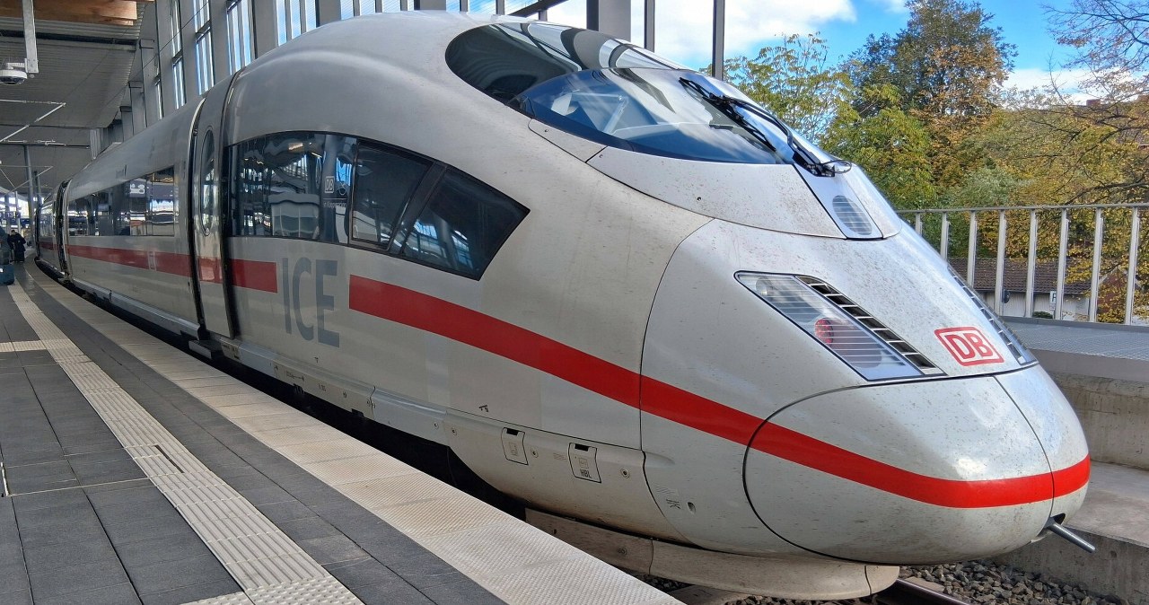 Odpalił petardy w pociągu, 12 osób rannych. Zamknęli go w toalecie