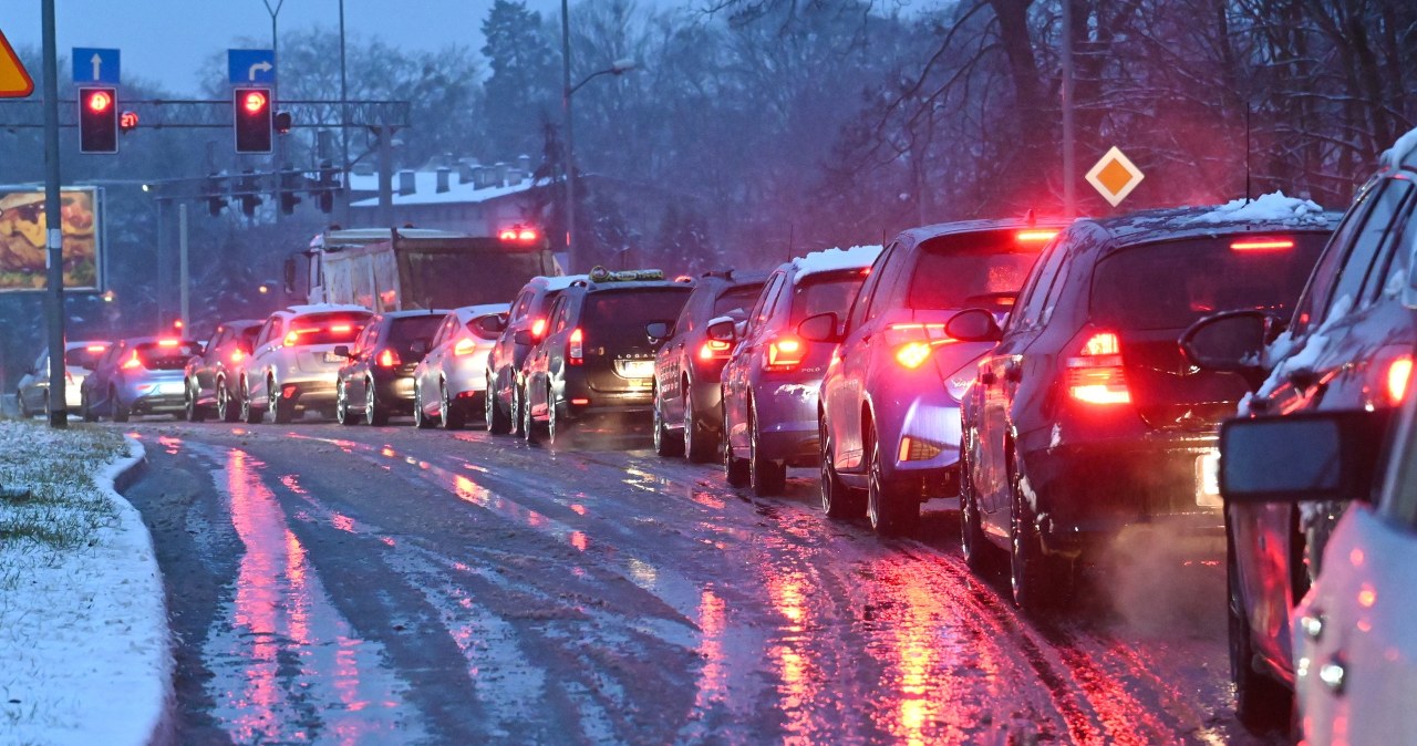 IMGW wydał ostrzeżenia. Na drogach gołoledź, "szklanka", lodowisko