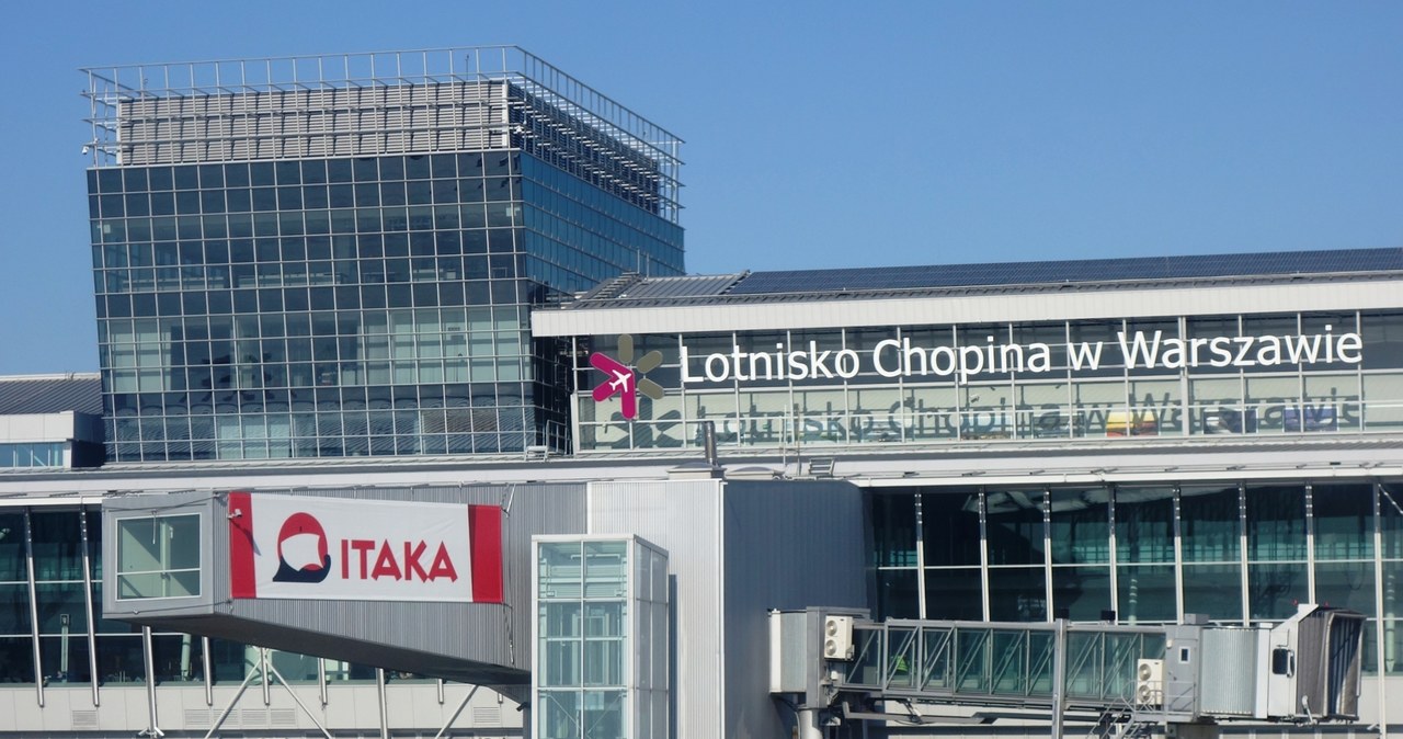 Pasażerowie utknęli na lotnisku Chopina. Problemy z samolotem