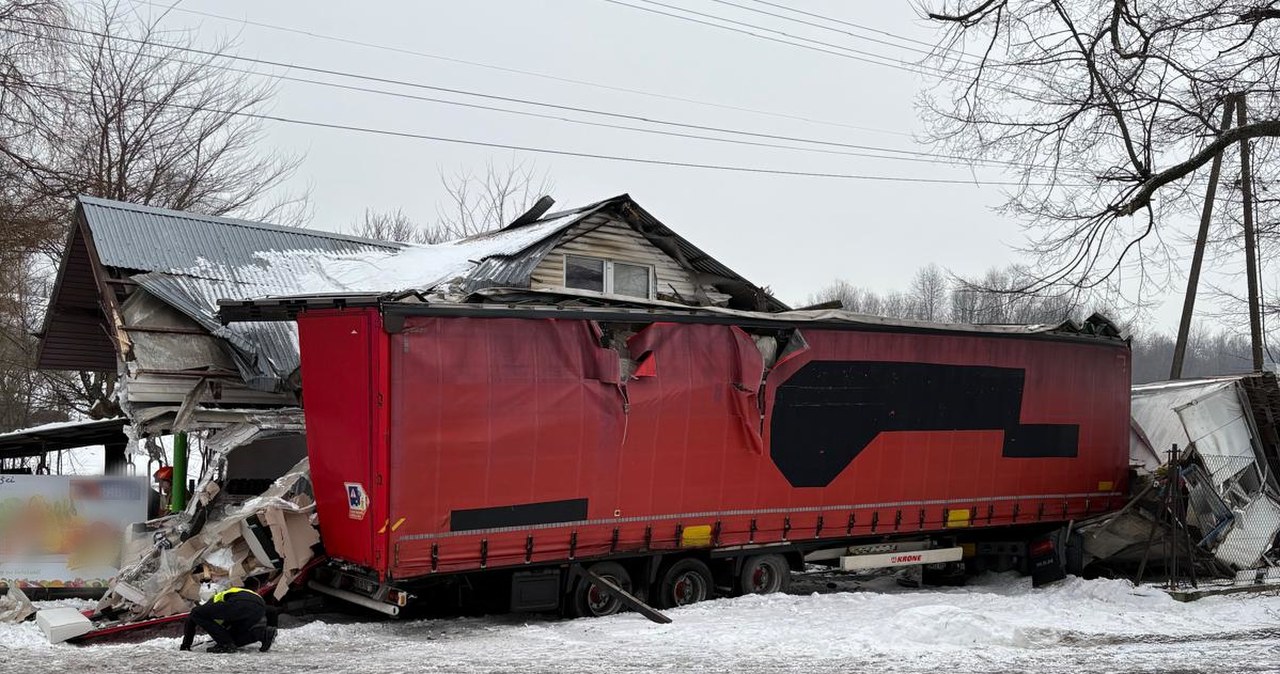 Wyprzedzał ciężarówką na skrzyżowaniu w Jaśle. Wpadł w budynek