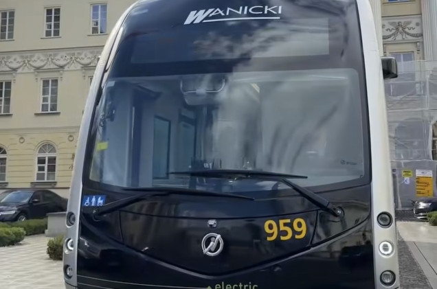 Autobus, który wygląda jak tramwaj, na ulicach Warszawy